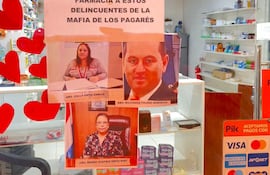 En una farmacia de Luque están expuestos las imágenes de la exjueza de Paz de Luque, Norma Beatriz Ortiz Díaz, y los abogados Zully Ortiz García y Milcíades Toledo Morínigo.
