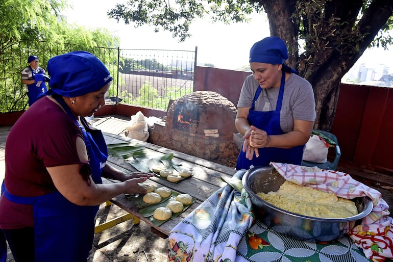 María Jacinta Leguizamón (i), histórica vecina de San Jerónimo, preparando las chipas para el tatacuá.