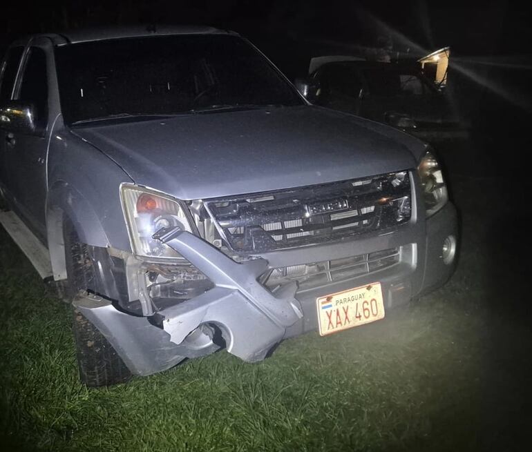 Camioneta Isuzu D-MAX recuperada del poder del sospechoso.