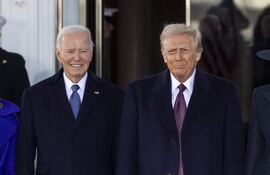 El exmandatario estadounidense Joe Biden (i) y su sucesor, presidente Donald Trump, en la Casa Blanca.