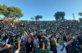 Concurrida celebración del título de campeón de Paranaense en el lago de la República de Ciudad del eEste.
