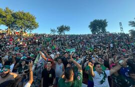 Concurrida celebración del título de campeón de Paranaense en el lago de la República de Ciudad del eEste.