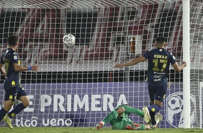 Acción del gol de Joel Román ante Olimpia para la victoria de Trinidense.