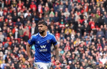 El zaguero central paraguayo, Omar Alderete se retiró lesionado en el duelo del Sunderland y Aston Villa.