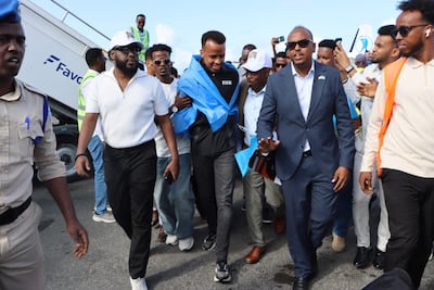 Omar Abdulkadir Artan (centro) fue recibido como un héroe en Somalia.