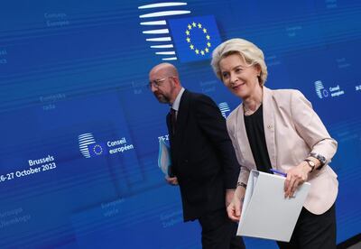 La presidenta de la Comisión Europea, Ursula von der Leyen; y el presidente del Consejo Europeo, Charles Michel, durante la primera jornada de la cumbre de líderes europeos en Bruselas, Bélgica, este martes.