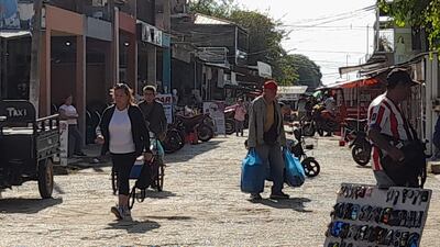 Diariamente muchas personas visitan el circuito comercial de la ciudad de Alberdi para comprar productos de todo tipo,