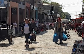 Diariamente muchas personas visitan el circuito comercial de la ciudad de Alberdi para comprar productos de todo tipo,