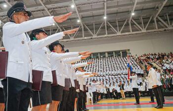 Egreso de 4.821 policías "exprés" en la Secretaría Nacional de Deportes (SND). La institución policial recibe al aspirante a policía con una lista interminable de artículos que debe adquirir. Su costo, sumado a los aranceles, implica un gasto que fácilmente alcanza los G. 15 millones para cada uno.