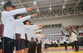 Egreso de 4.821 policías "exprés" en la Secretaría Nacional de Deportes (SND). La institución policial recibe al aspirante a policía con una lista interminable de artículos que debe adquirir. Su costo, sumado a los aranceles, implica un gasto que fácilmente alcanza los G. 15 millones para cada uno.