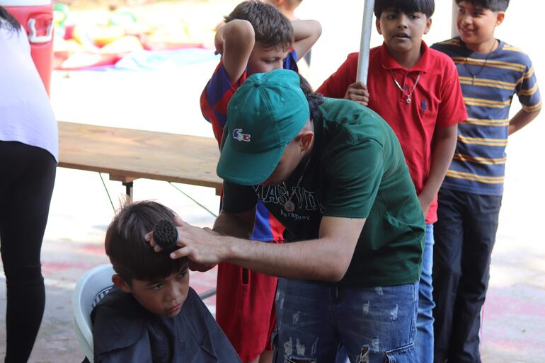 Jóvenes barberos ayudando en actividades solidarias