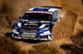 Fau Zaldívar y Marcelo der Ohannesian, al mando del Škoda Fabia RS Rally2, del Raceseven, transitando en una de las seis pruebas especiales que se corrieron este sábado.