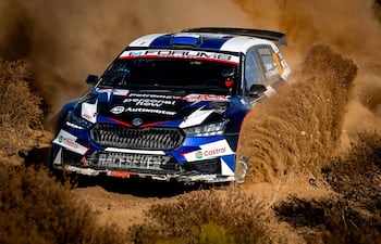 Fau Zaldívar y Marcelo der Ohannesian, al mando del Škoda Fabia RS Rally2, del Raceseven, transitando en una de las seis pruebas especiales que se corrieron este sábado.