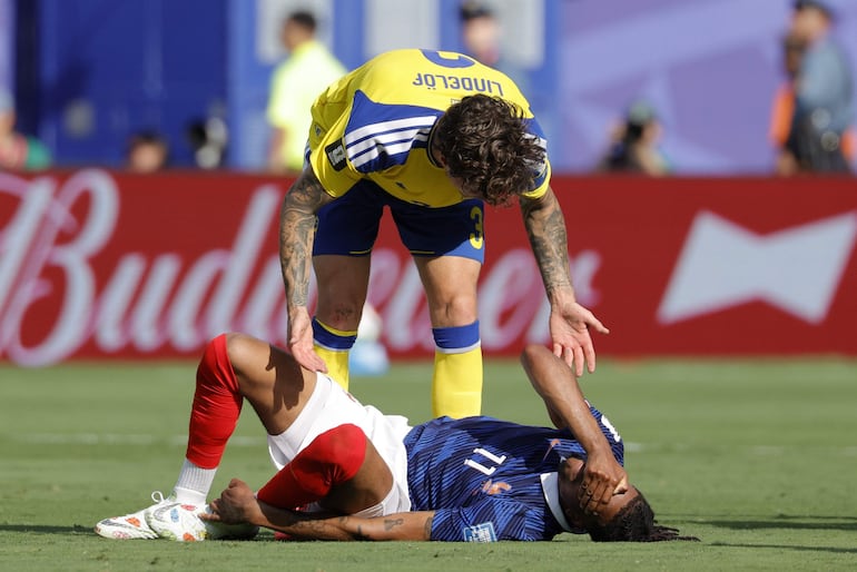 Victor Lindelöf de Suecia (arriba) disputa el balón con Michael Olise de Francia durante el partido de los dieciseisavos de final de la Copa Mundial de la FIFA 2026 entre Francia y Suecia, en East Rutherford, Nueva Jersey, EE. UU..