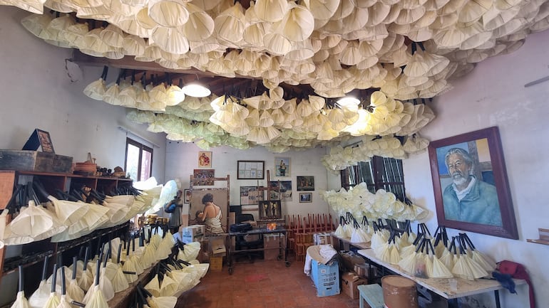 Faroles que serán entregados a los visitantes para la reposición de la Virgen Dolorosa por el Yvaga Rape.