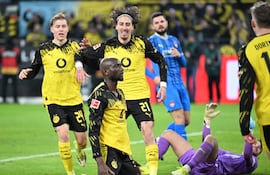 El delantero guineano #09 del Dortmund, Serhou Guirassy (delante), celebra con sus compañeros tras marcar un gol durante el partido de la Bundesliga alemana entre el Borussia Dortmund y el Heidenheim en Dortmund, Alemania Occidental, el 1 de febrero de 2026. (Foto de UWE KRAFT / AFP)
