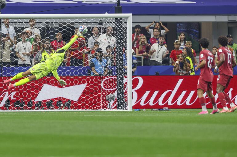 El portero portugués Diogo Costa realiza una parada durante el partido de octavos de final de la Copa Mundial de la FIFA 2026 entre Portugal y España, en Dallas, Texas, EE. UU..