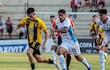 El argentino Patricio Tanda, futbolista de Guaraní, disputa el balón en un partido ante Nacional por la fecha 8 del torneo Apertura 2026 de la Primera División de Paraguay en el estadio Arsenio Erico, en Asunción, Paraguay.
