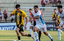 El argentino Patricio Tanda, futbolista de Guaraní, disputa el balón en un partido ante Nacional por la fecha 8 del torneo Apertura 2026 de la Primera División de Paraguay en el estadio Arsenio Erico, en Asunción, Paraguay.