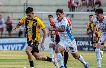 El argentino Patricio Tanda, futbolista de Guaraní, disputa el balón en un partido ante Nacional por la fecha 8 del torneo Apertura 2026 de la Primera División de Paraguay en el estadio Arsenio Erico, en Asunción, Paraguay.