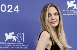 Angelina Jolie posa en el 81 Festival de Cine de Venecia donde presenta "María", la película en la que interpreta a la soprano María Callas.