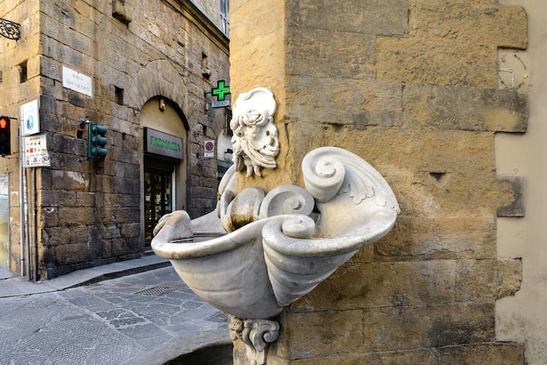 Fuente de agua Sprone, Oltrarno, Florencia, Italia.