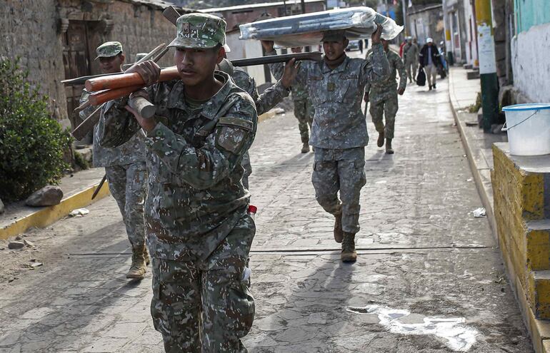 Militares preparan un albergue en el pueblo de Ubinas en Moquegua (Perú). 