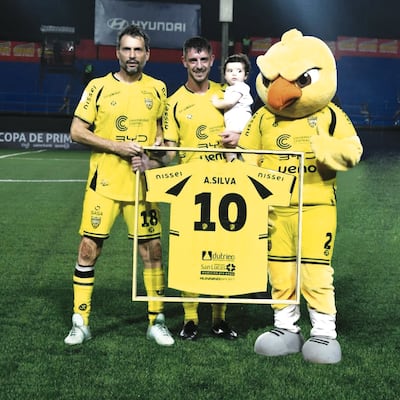Luis Antonio Vidal, Alejandro Silva y el Canario recoletano, durante la despedida brindada por la institución aurinegra al experimentado mediocampista uruguayo.