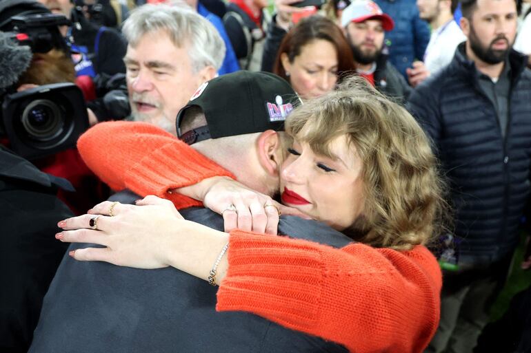 ¡Enamorados! Travis Kelce y Taylor Swift en el M&T Bank Stadium. (Rob Carr/Getty Images/AFP)