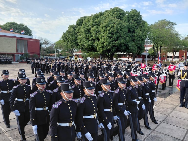 Santiago Peña prometió más equipamiento, vehículos y respaldo para dignificar la labor policial.