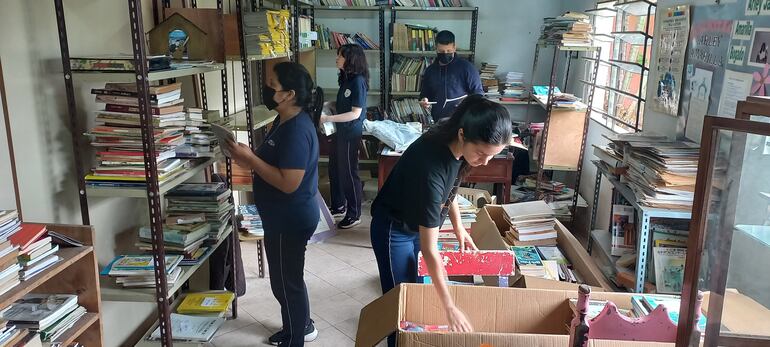 Realizan reparaciones y limpieza de la biblioteca.