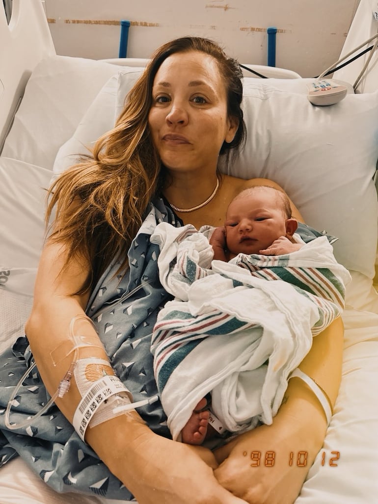 Kaley Cuoco con su segunda hija en brazos. (Instagram/Kaley Cuoco)