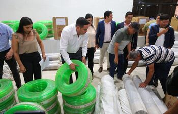 El gobernador de Central, Ricardo Estigarribia (PLRA) realizó la entrega de los elementos para la producción agrícola.