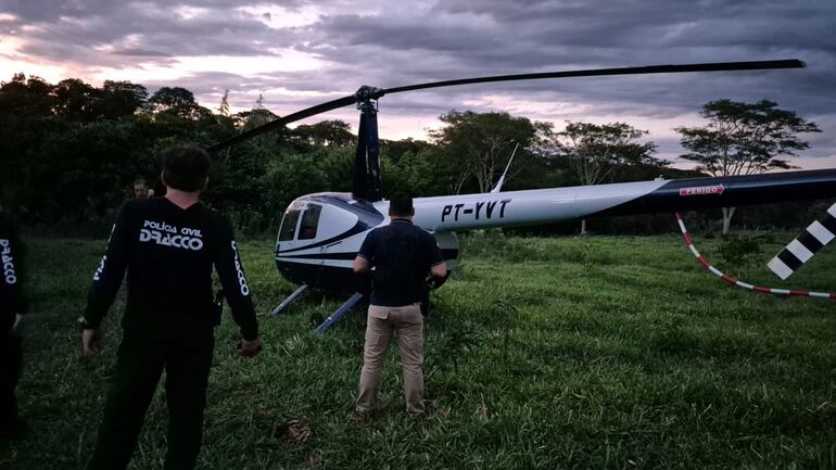 Policías brasileños del DRACCO junto a la máquina recuperada en territorio brasileño.