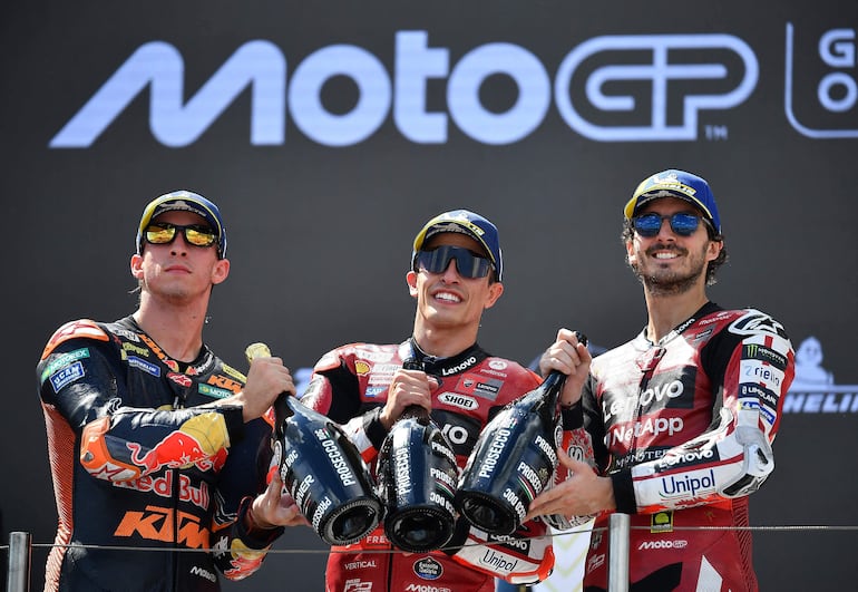 Celebración en el podio de Marc Márquez (centro), Pedro Acosta (izquierda) y Francesco Bagnaia.