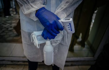 TOPSHOT - Un trabajador sanitario supervisa la llegada de visitantes al Laboratorio Rodolphe Mérieux del Instituto Nacional de Investigación Biomédica (INRB) en Goma, el 19 de mayo de 2026. La Organización Mundial de la Salud (OMS) expresó el martes su preocupación por la magnitud y la velocidad del brote de ébola, que ha causado la muerte de aproximadamente 131 personas en la República Democrática del Congo, y advirtió que podría prolongarse.