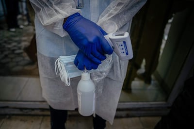 TOPSHOT - Un trabajador sanitario supervisa la llegada de visitantes al Laboratorio Rodolphe Mérieux del Instituto Nacional de Investigación Biomédica (INRB) en Goma, el 19 de mayo de 2026. La Organización Mundial de la Salud (OMS) expresó el martes su preocupación por la magnitud y la velocidad del brote de ébola, que ha causado la muerte de aproximadamente 131 personas en la República Democrática del Congo, y advirtió que podría prolongarse.