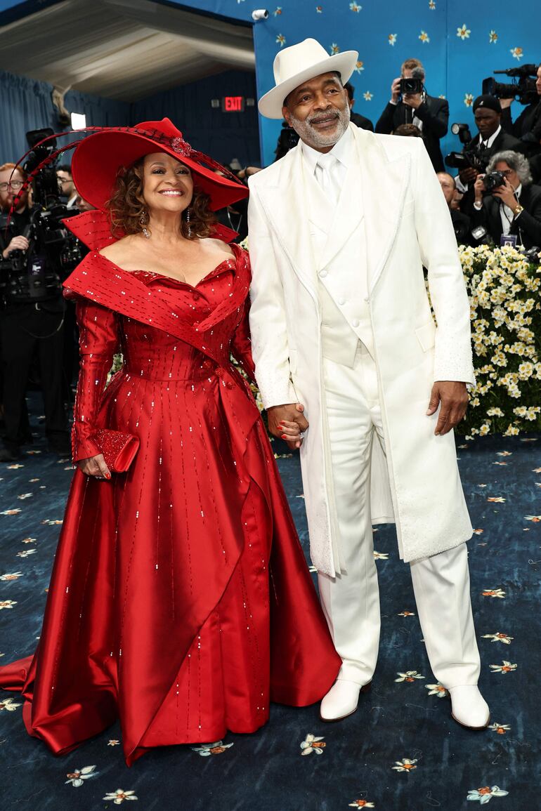 Rojo y blanco, los colores elegidos por Debbie Allen y Norm Nixon para la Met Gala 2025. (Jamie McCarthy/Getty Images/AFP)