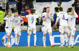 Edin Dzeko de Bosnia y Herzegovina (centro) celebra con sus compañeros tras anotar el gol del 1-1 durante el play-off europeo para la Copa Mundial de la FIFA 2026 entre Gales y Bosnia y Herzegovina en Cardiff, Gran Bretaña.