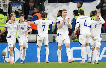 Edin Dzeko de Bosnia y Herzegovina (centro) celebra con sus compañeros tras anotar el gol del 1-1 durante el play-off europeo para la Copa Mundial de la FIFA 2026 entre Gales y Bosnia y Herzegovina en Cardiff, Gran Bretaña.