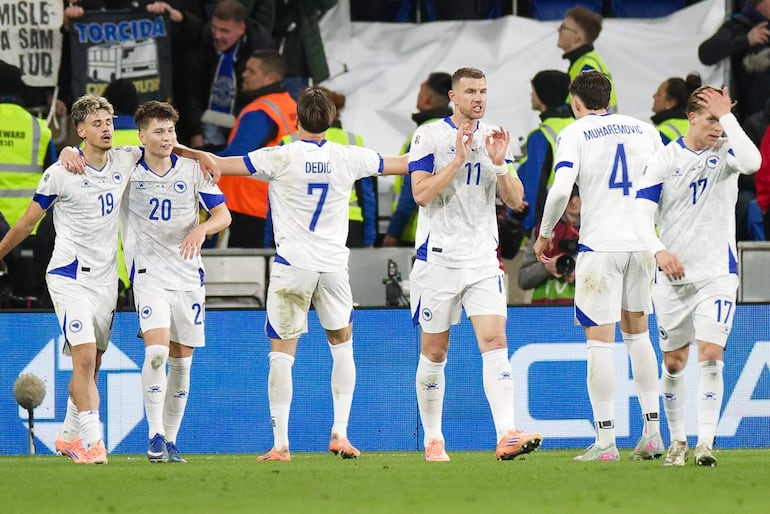 Edin Dzeko de Bosnia y Herzegovina (C) celebra con sus compañeros tras anotar durante el playoff europeo para la Copa Mundial de la FIFA 2026 entre Gales y Bosnia y Herzegovina en Cardiff, Gran Bretaña.