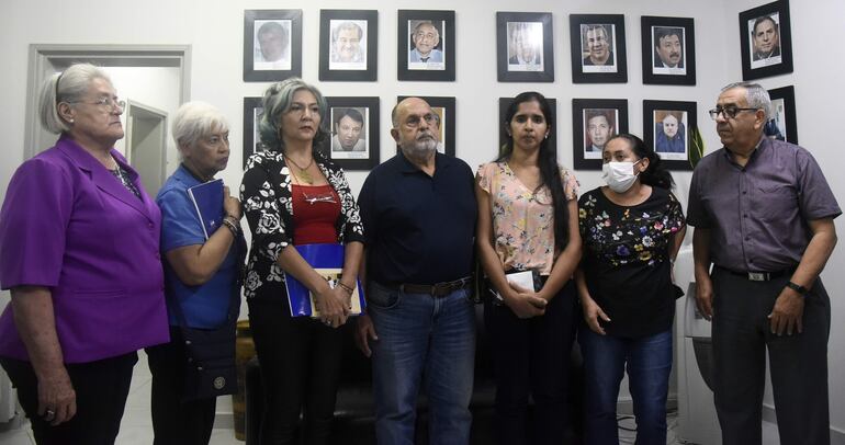 Liz Cáceres y otros representantes de jubilados y trabajadores, tras la reunión en la Gerencia de Salud.