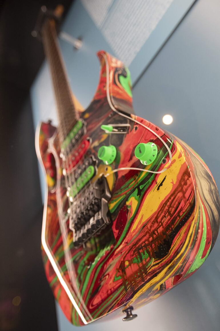 Detalle de una guitarra de Steve Vai, pintada con su propia sangre, que puede verse en el nuevo museo que ha abierto este jueves en Barcelona, el 'Guitar Legends Hall', en el que se exhiben guitarras eléctricas tocadas por legendarios intérpretes, y que dispondrá de un área inmersiva e interactiva además de un pequeño escenario para actuaciones en directo.  