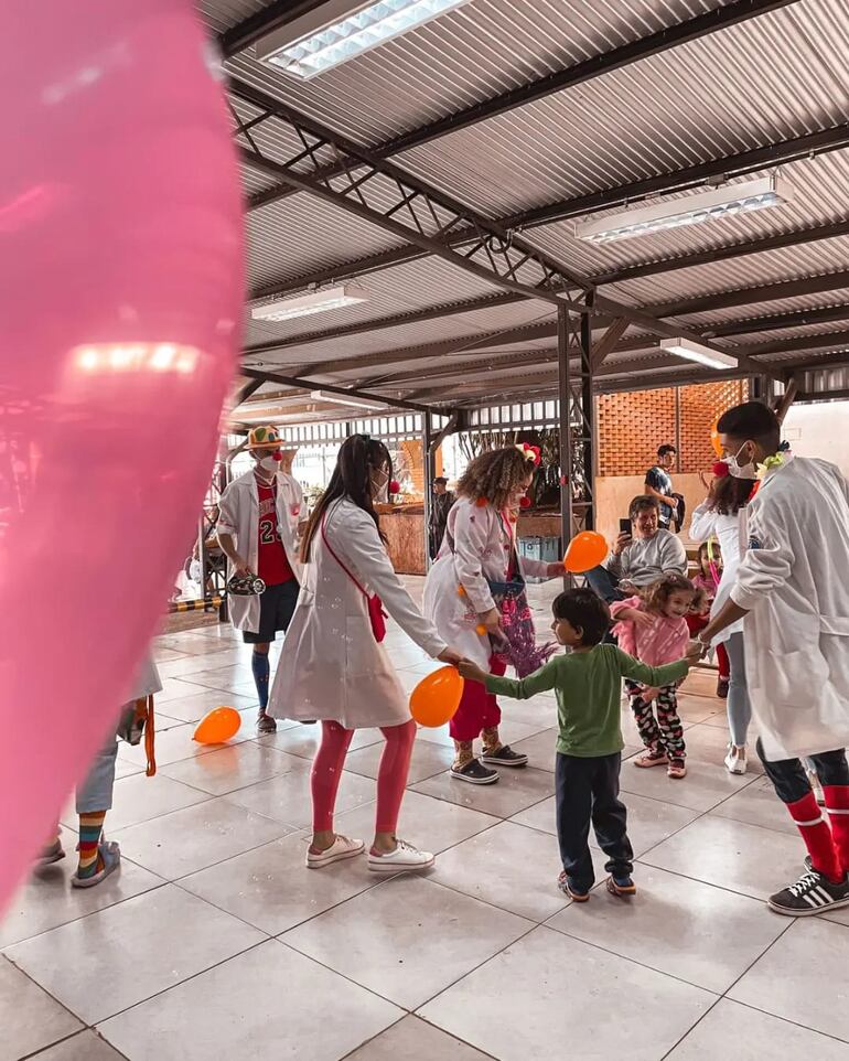 Payasonrisas comparten con chicos un momento de alegría y baile.