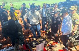 El presidente de Paraguay Santiago Peña, el ministro secretario de la Secretaría Nacional Antidrogas Jalil Rachid, y el ministro de Defensa de Paraguay Óscar González, durante la incautación de paquetes de marihuana en Canindeyú.
