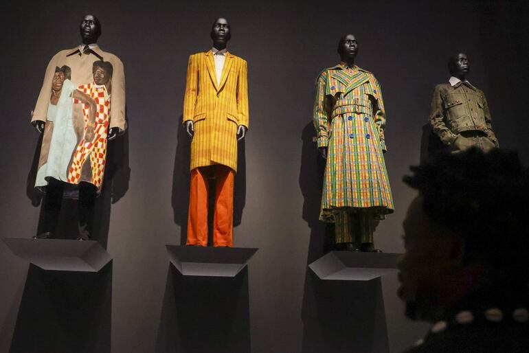 La gente observa la moda expuesta durante la vista previa de prensa para la inauguración de la exposición del Instituto del Traje del Met 'Superfine: Tailoring Black Style' en el Museo Metropolitano de Arte de Nueva York, Nueva York, EE. UU., 05 de mayo de 2025.