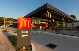 McDonald's habilitó un nuevo restaurante sobre la Avda. Félix Bogado y Madrinas de la Guerra del Chaco.