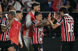 El delantero de São Paulo, Artur, celebra con su compañero, el mediocampista Damián Bobadilla, tras anotar el segundo gol de su equipo durante el partido de fútbol de la fase de grupos de la Copa Sudamericana entre el São Paulo de Brasil y O'Higgins de Chile, en el estadio Morumbí en São Paulo, Brasil.
