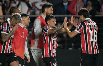 El delantero de São Paulo, Artur, celebra con su compañero, el mediocampista Damián Bobadilla, tras anotar el segundo gol de su equipo durante el partido de fútbol de la fase de grupos de la Copa Sudamericana entre el São Paulo de Brasil y O'Higgins de Chile, en el estadio Morumbí en São Paulo, Brasil.