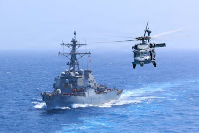 El USS Donald Cook (DDG 75) transita por el mar Arábigo mientras un MH-60S Sea Hawk vuela cerca. (Foto de la cuenta oficial del Comando Central de los Estados Unidos)
